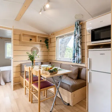 Le Photinia, Mobil-home Climatise Avec Vue Situe Au Coeur Du Domaine * Hyeres
